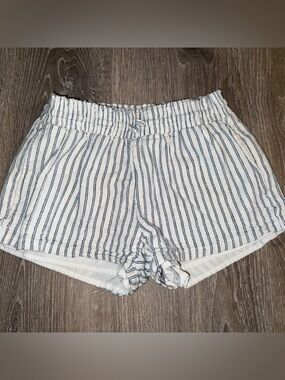 Abercrombie kids white shorts with navy pinstripes